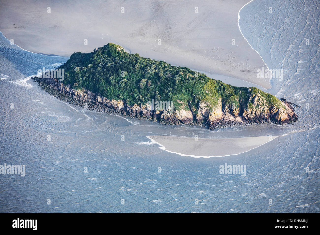 Vue aérienne de Tombelaine, petite île à marée, à marée montante, dans la baie du Mont-Saint-Michel (St Michael's Mount) en Normandie, au nord-ouest de Fran Banque D'Images
