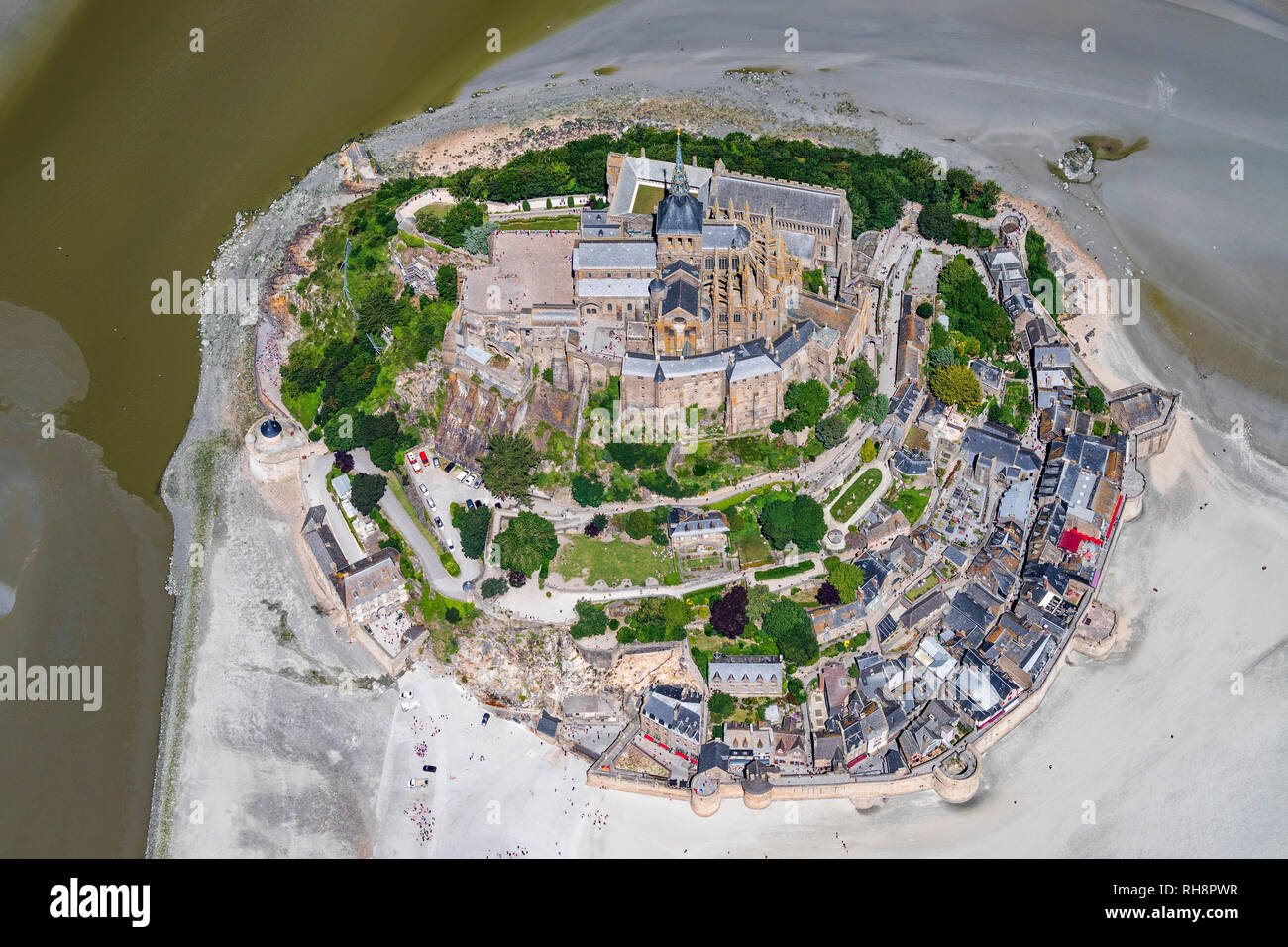 Le Mont-Saint-Michel (Saint Michael's Mount), en Normandie, au nord-ouest de la France : vue aérienne à marée basse *** *** légende locale Banque D'Images