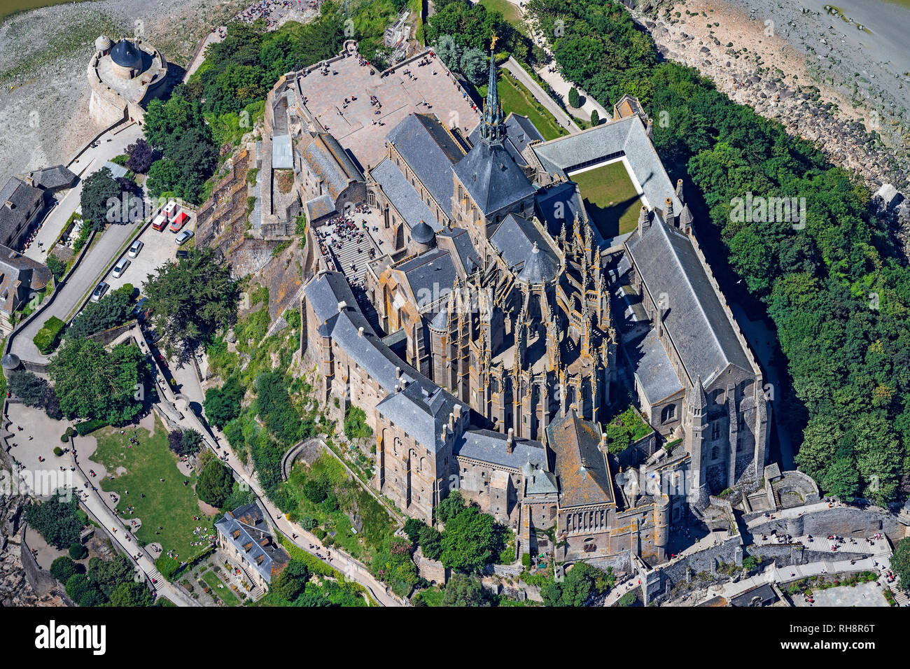 Le Mont-Saint-Michel (Saint Michael's Mount), en Normandie, au nord-ouest de la France : vue aérienne à marée basse *** *** légende locale Banque D'Images