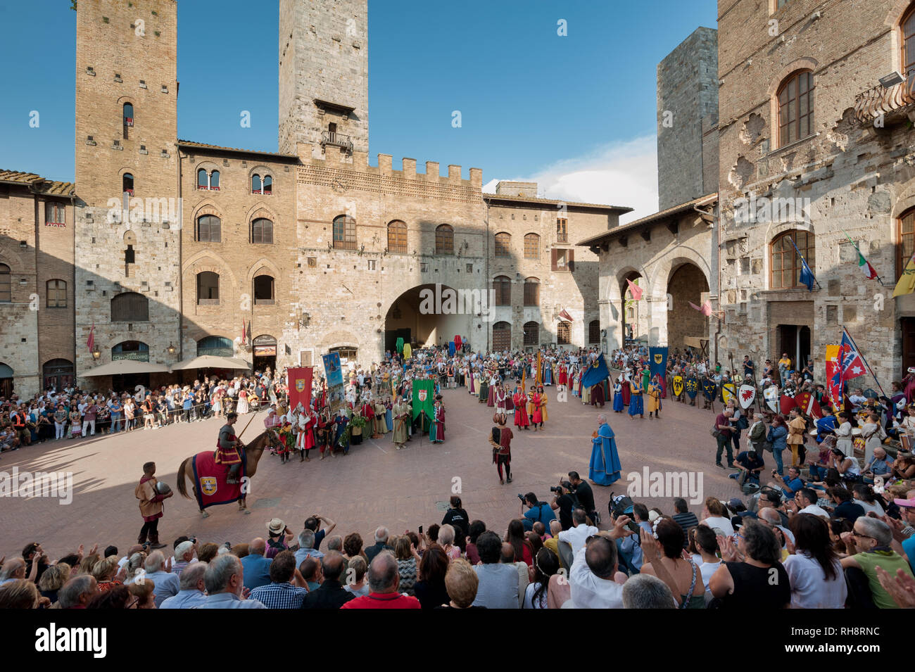 San Gimignano, Sienne, Italie - 2018, 17 juin : Défilé des extras en costume médiéval, au cours de la reconstitution historique "Fiera delle Messi' dans San Gimignano Banque D'Images