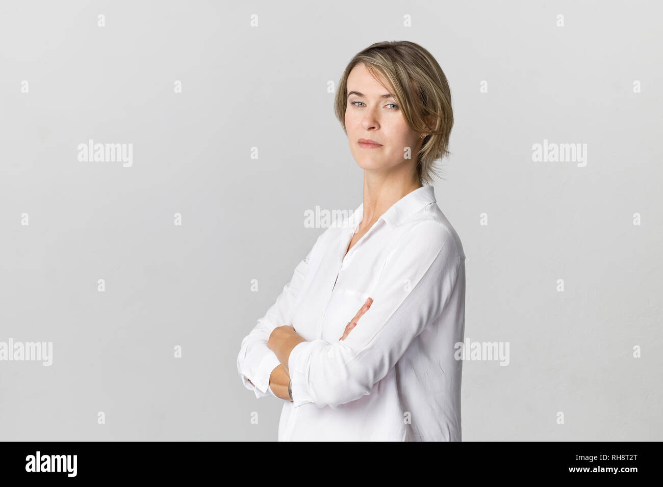 Portrait studio portrait. Femme de confiance en chemise blanche isolated on white Banque D'Images