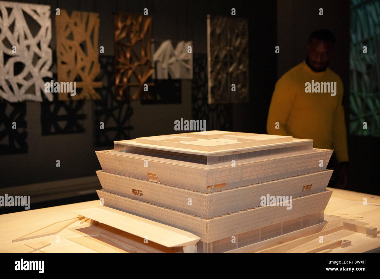 Exposition 'David Adjaye : Making Memories' ouvre au Design Museum, avec ce modèle architectural de la Smithsonian National Museum de l'Afrique Banque D'Images