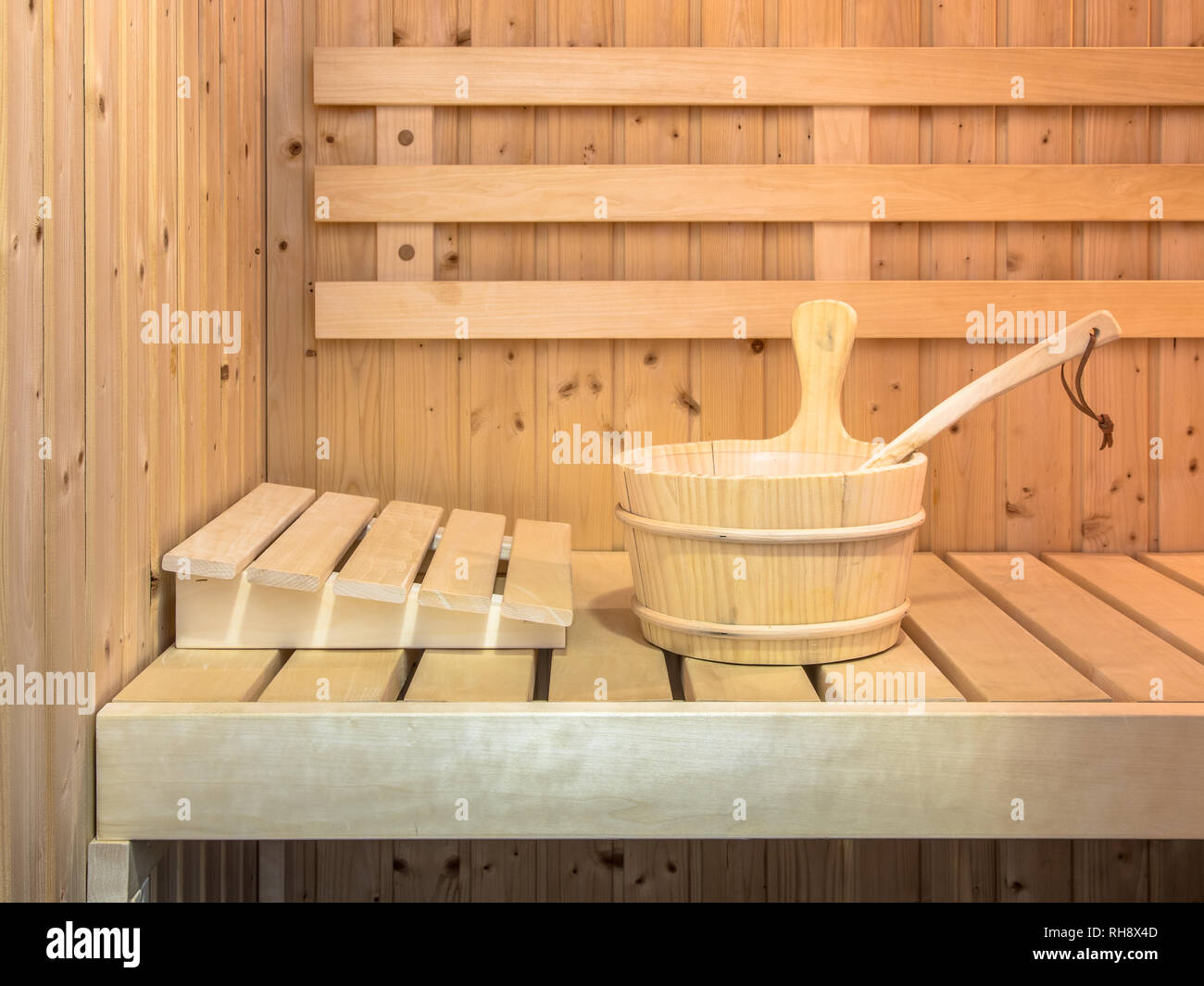 Intérieur du sauna finlandais avec seau en bois et les sièges Banque D'Images