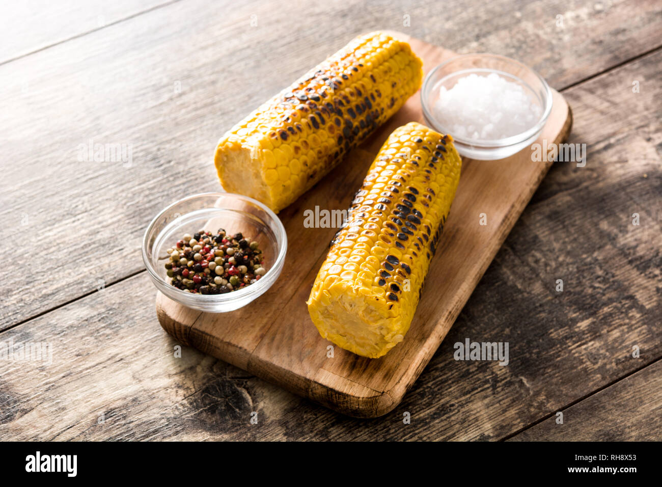 Maïs doux grillé sur table en bois Banque D'Images