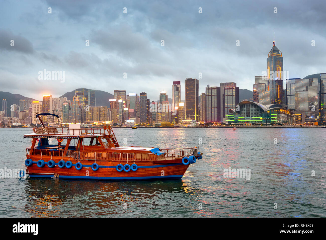 Hong Kong, Chine skyline panorama sur le port. Banque D'Images