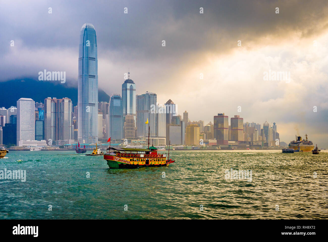 Hong Kong, Chine skyline panorama sur le port. Banque D'Images