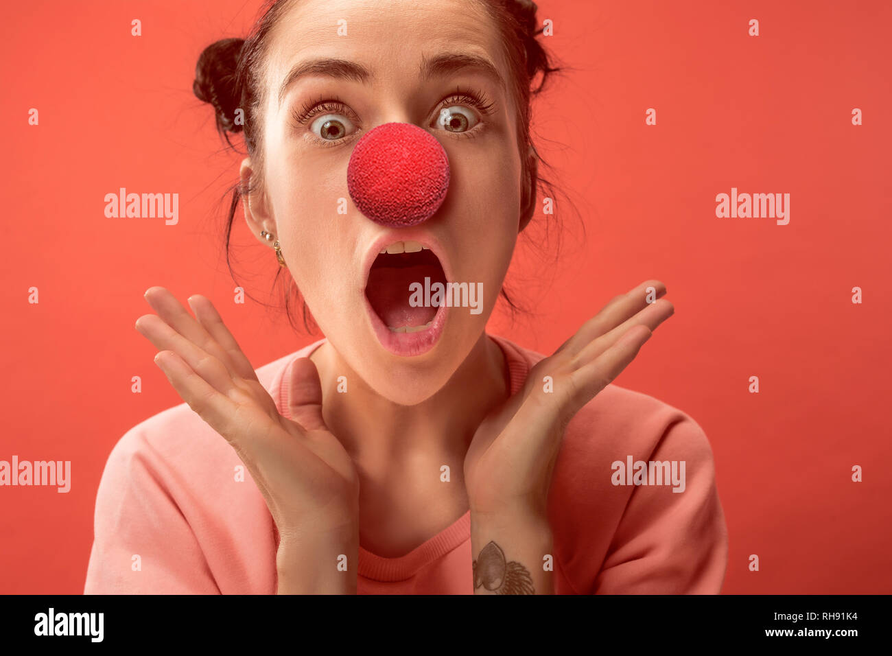 L'heureuse surprise et smiling woman sur nez rouge 24. Le clown, fun, party, fête, funny, la joie, l'humour, de concept Banque D'Images