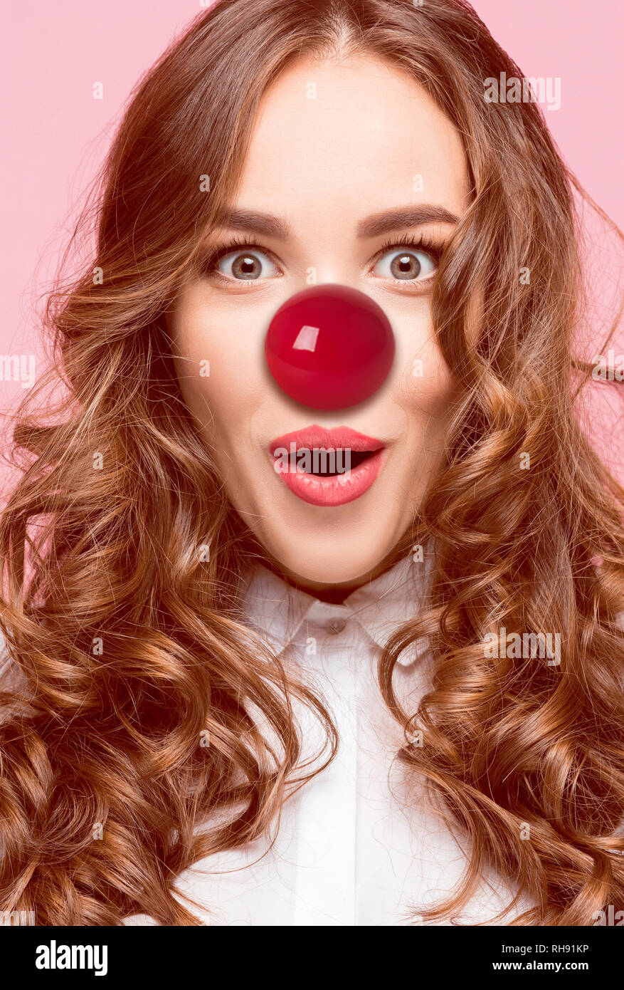 L'heureuse surprise et smiling woman sur nez rouge 24. Le clown, fun, party, fête, funny, joie, maison de vacances, comique, émotion, humour et fou concept Banque D'Images