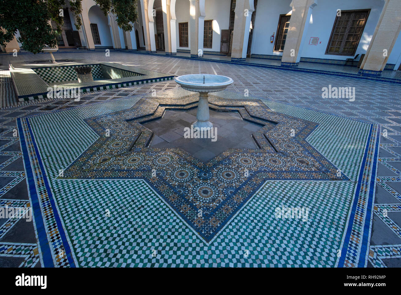 La cour de Musée Dar Batha de Fès Médina. L'ancien palais royal et musée national d'art, de l'Ethnographie à Fes, Maroc. À l'intérieur de l'intérieur Banque D'Images
