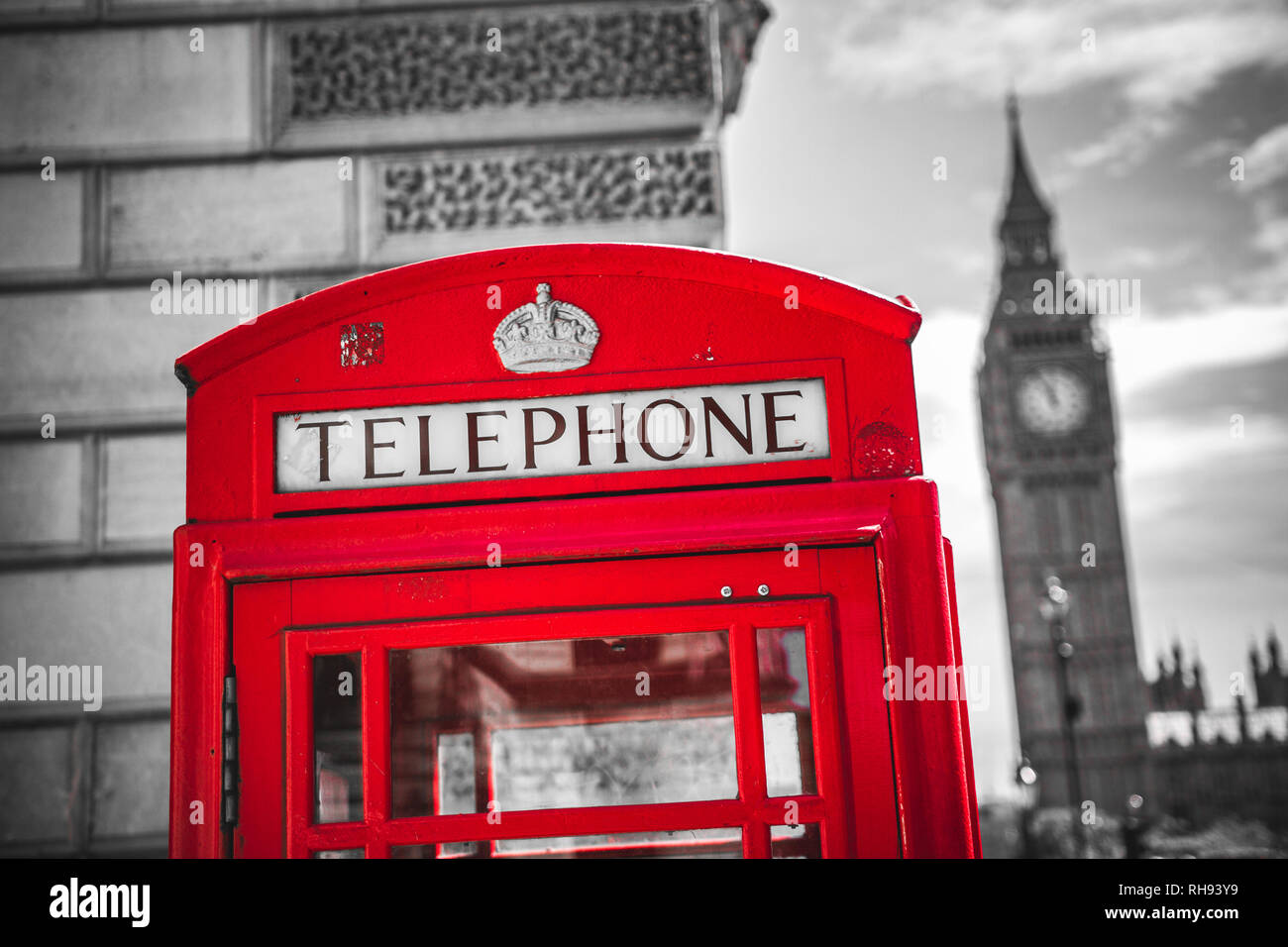 La célèbre cabine téléphonique de Londres avec le Big Ben clock tower en arrière-plan Banque D'Images