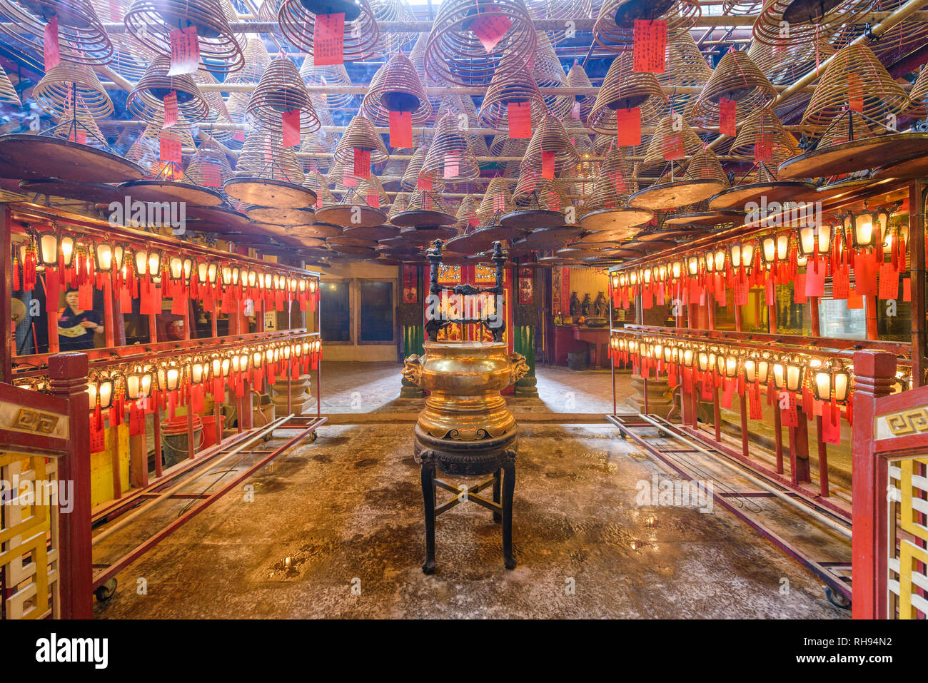 HONG KONG, CHINE - 17 MAI 2014 : l'intérieur de Temple Man Mo. Créé en 1847, le temple est dédié à l'homme dieu civile Cheong et la marti Banque D'Images