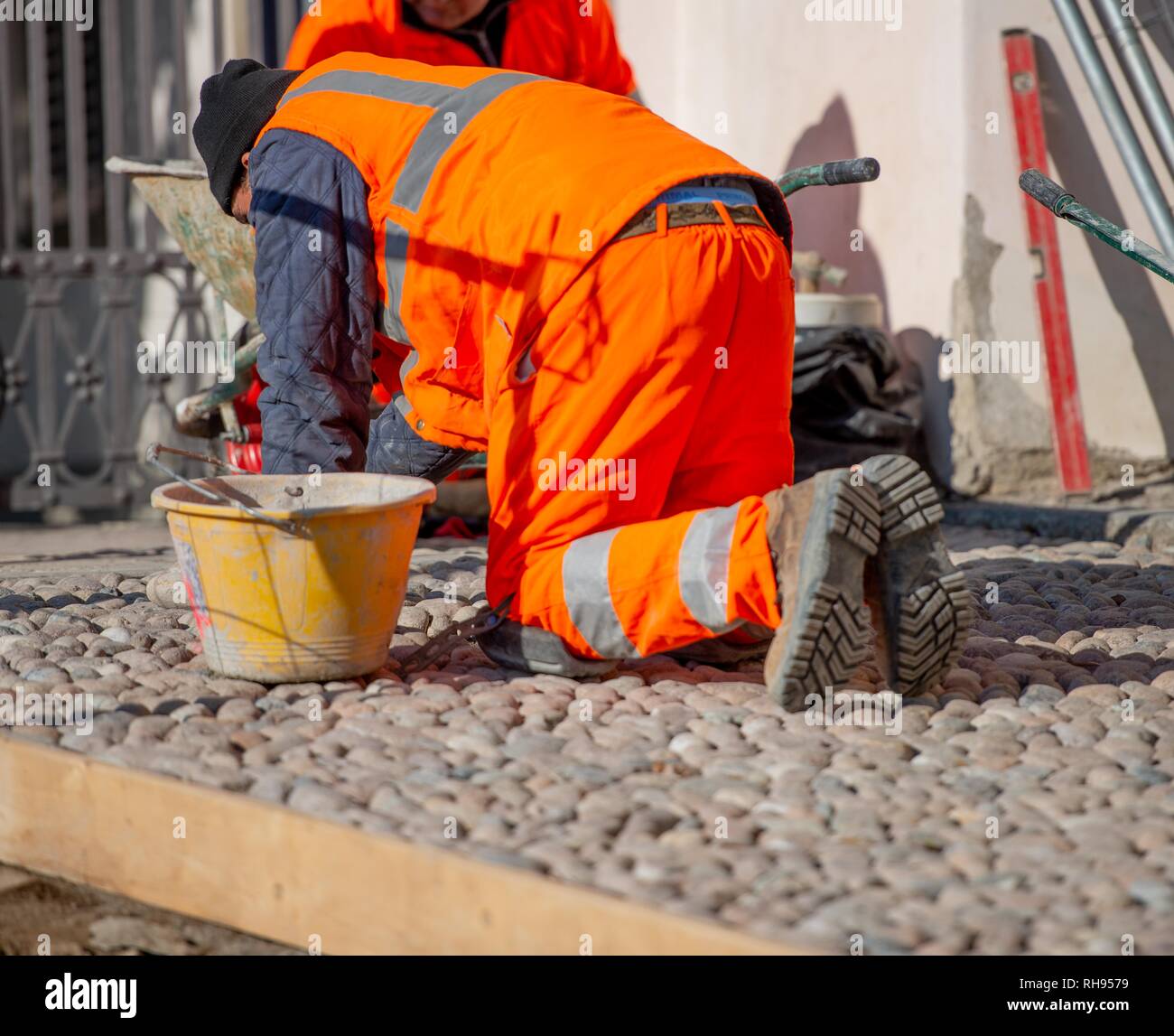 Pose de galets en marbre travailleur Banque D'Images