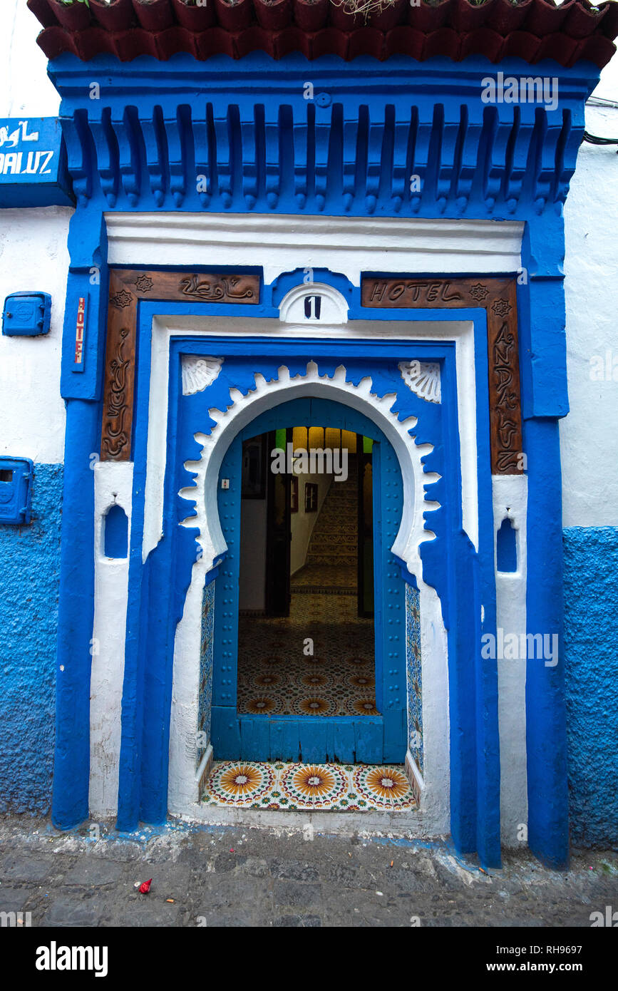 Typique, vieux, bleu, finement sculptés, porte cloutée riad marocain et porte cadre et maison ancienne dans la ville bleue dans la médina de Chefchaouen, Maroc Banque D'Images