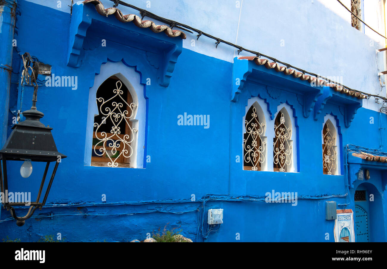 Belle vue sur la ville bleue dans la médina de Chefchaouen, Maroc. Des détails architecturaux traditionnels marocains et des maisons peintes windows Banque D'Images