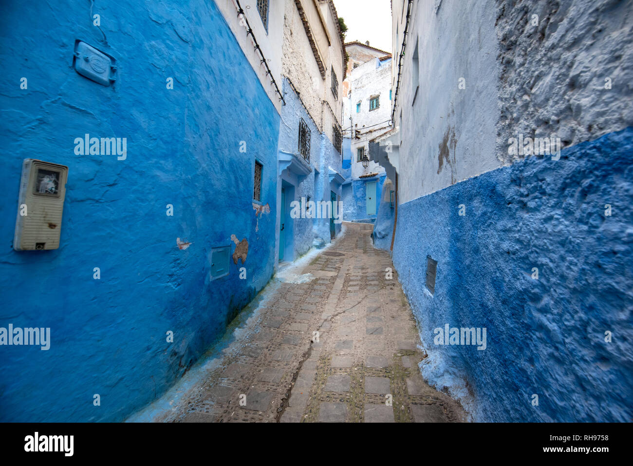 Belle vue sur la ville bleue dans la médina. Des détails architecturaux traditionnels marocains et des maisons peintes à Chefchaouen, Maroc avec la porte de la rue. Banque D'Images