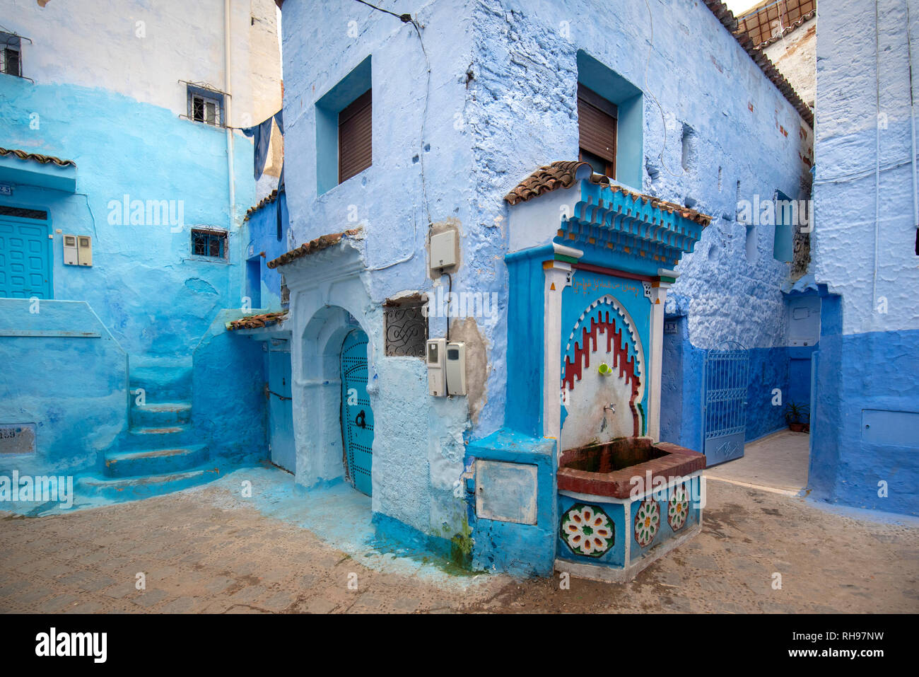 Belle vue sur la ville bleue dans la médina. Des détails architecturaux traditionnels marocains et des maisons peintes à Chefchaouen, Maroc avec la porte de la rue. Banque D'Images