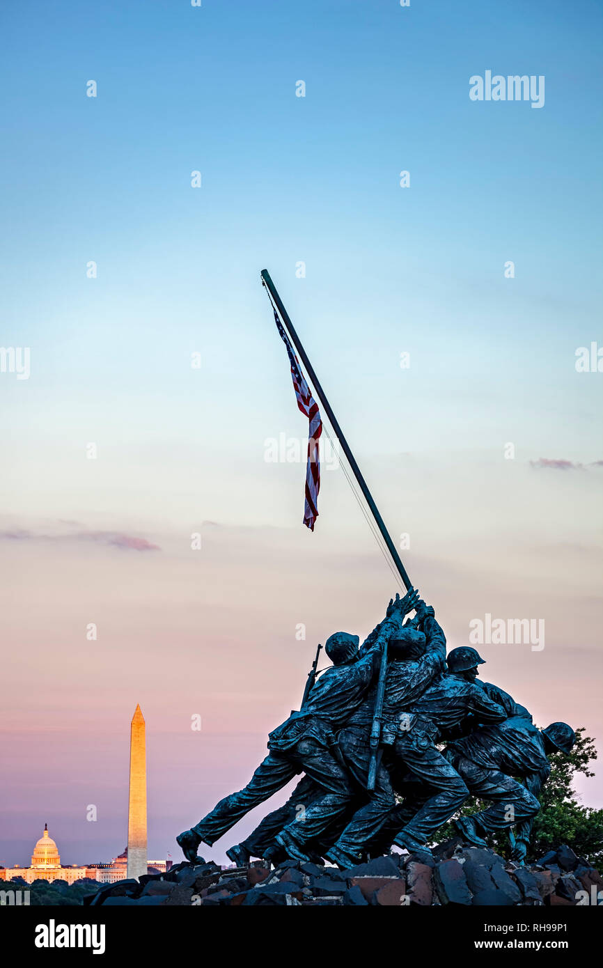 Iwo Jima Memorial (U.S. Marine Corps War Memorial), Arlington, Virginie, Washington Memorial et Capitole, Washington, District de Colum Banque D'Images