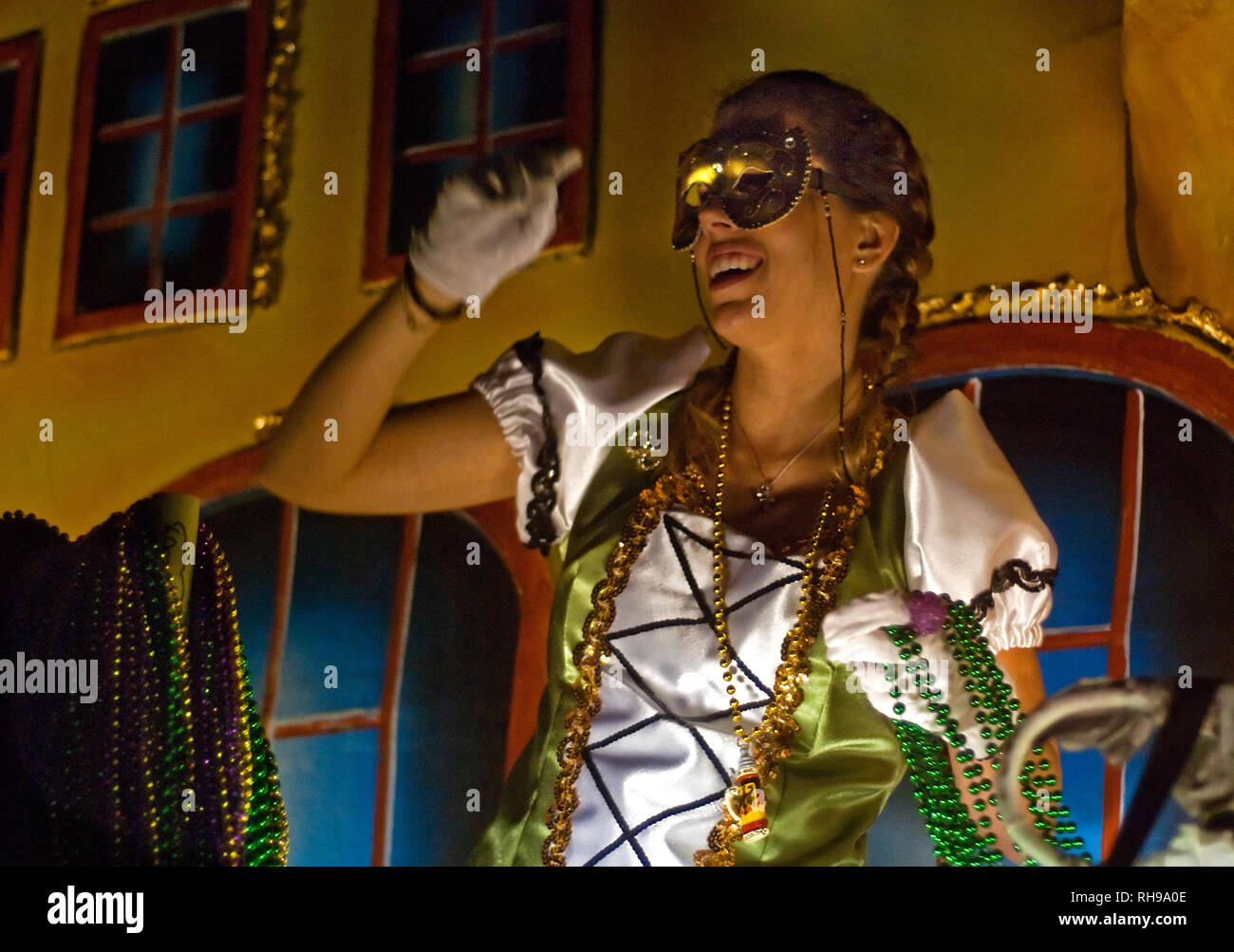 Une femme se jette à perles la foule pendant l'ordre de la parade du Mardi Gras à pois au centre-ville de Mobile, en Alabama, le 24 février 2011. Banque D'Images