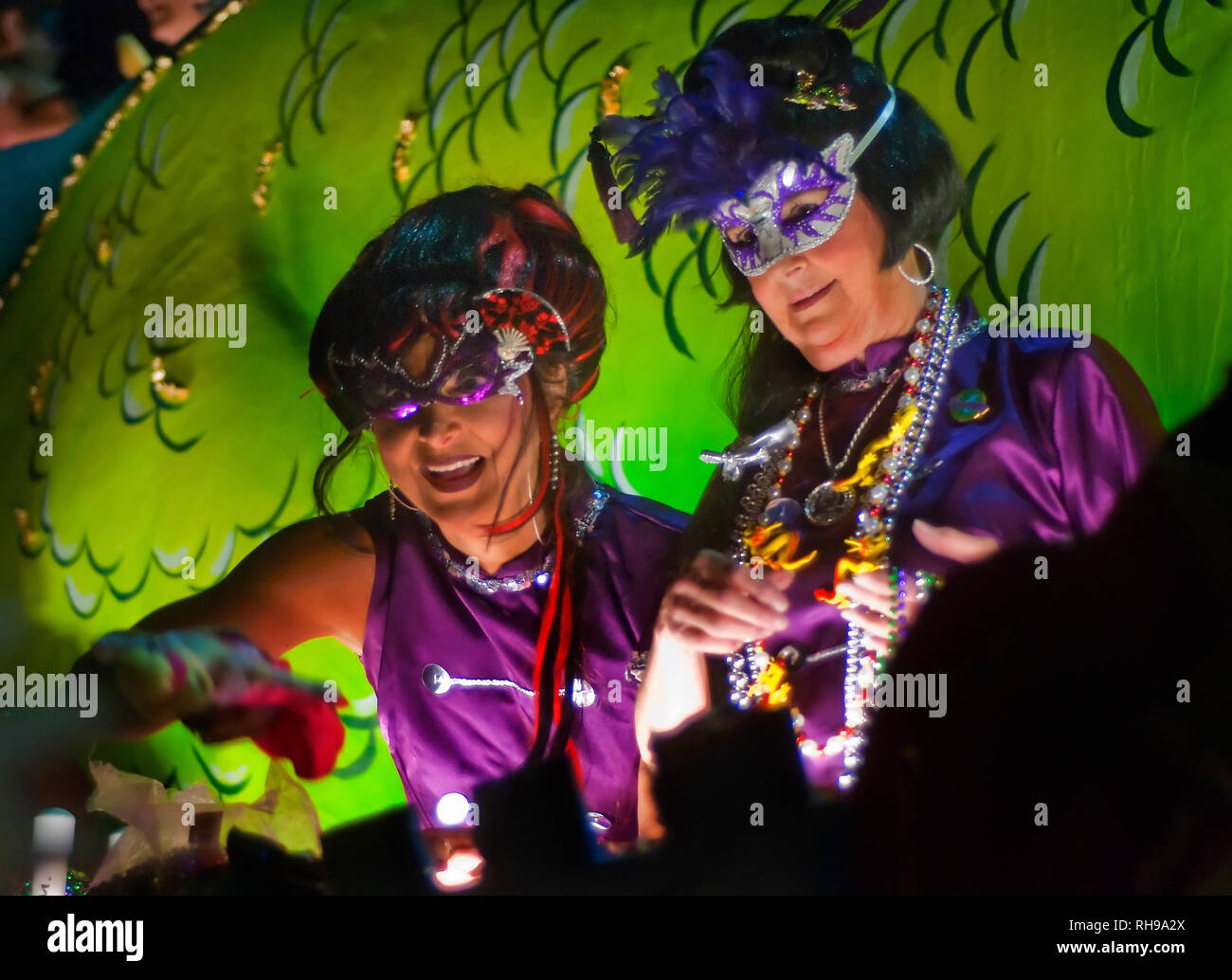 Les femmes jettent des animaux en peluche à la foule lors de l'ordre de la parade du Mardi Gras à pois au centre-ville de Mobile, en Alabama, le 24 février 2011. Banque D'Images