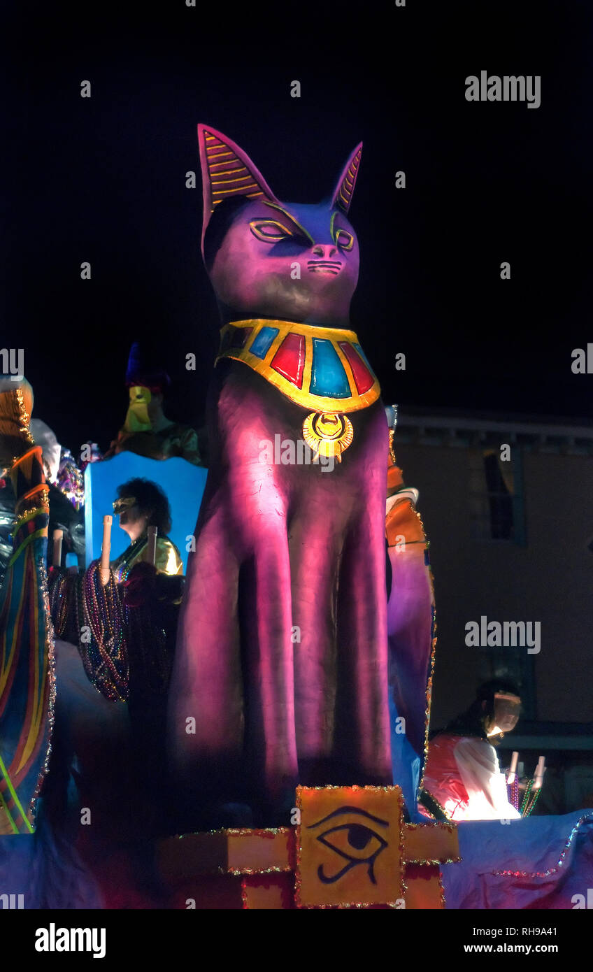 Broche chat déesse Bastet se déplace sur le flotteur de l'Égypte au cours de l'ordre de la parade du Mardi Gras à pois au centre-ville de Mobile, en Alabama, le 24 février 2011. Banque D'Images