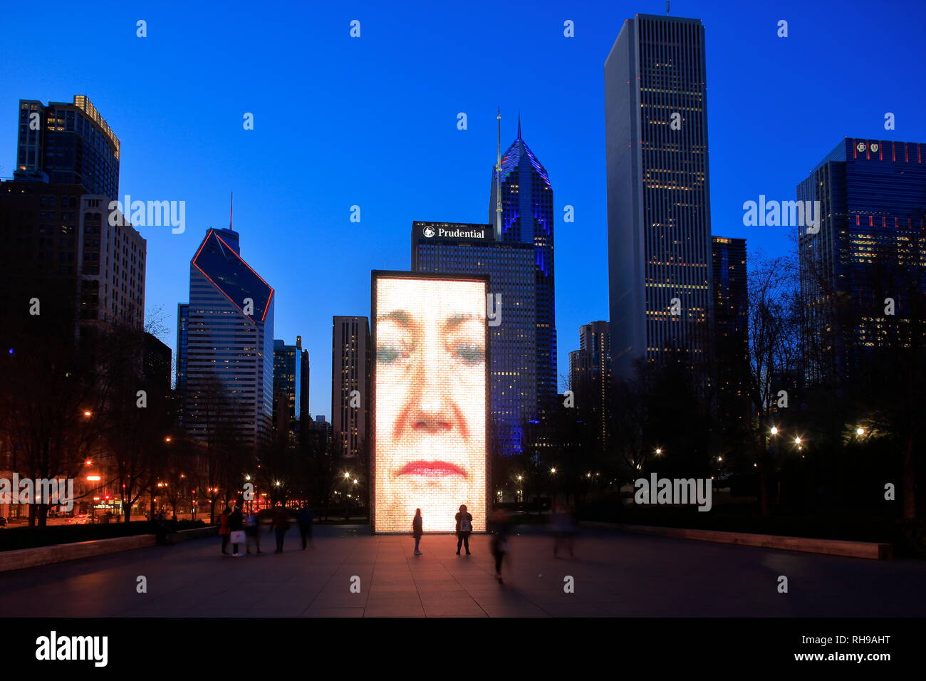 La vue de nuit Fontaine de la Couronne, une sculpture interactive et l'installation vidéo dans le Parc du Millénaire à l'horizon de Chicago dans l'arrière-plan. IL. USA Banque D'Images