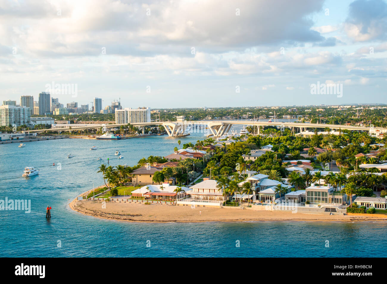 Ft Lauderdale paysage avec petite plage et pont à Port Everglades. Banque D'Images