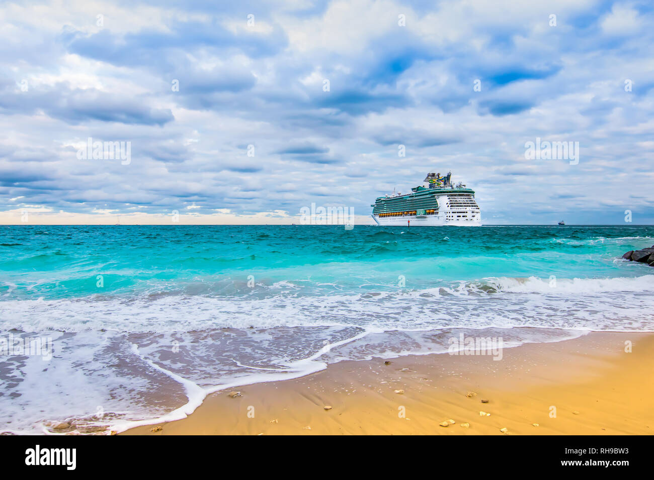 Bateau de croisière dans la distance sur l'océan, au départ de Port Everglades à Fort Lauderdale. Vue de la plage. Banque D'Images