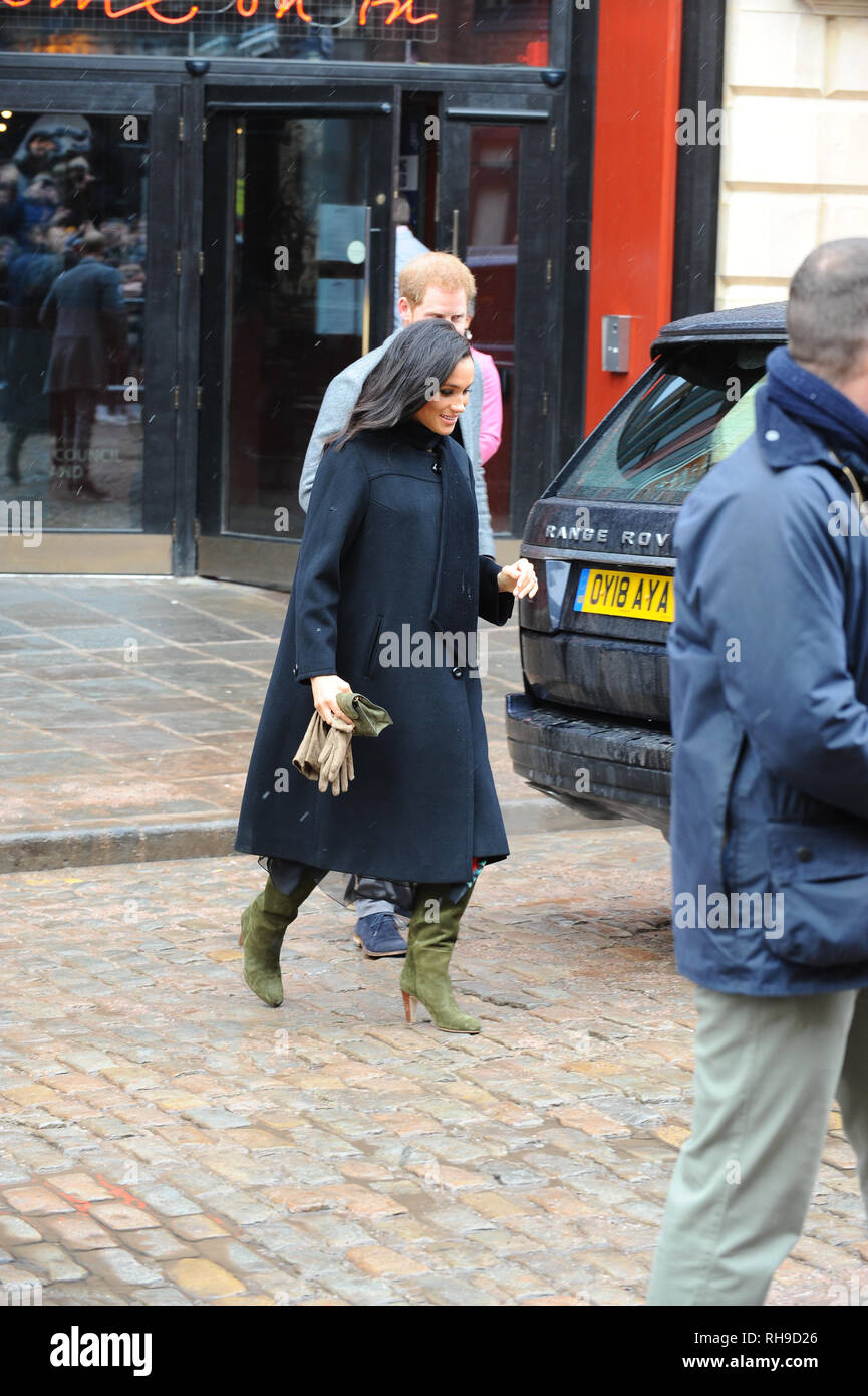 Le duc de Sussex 'Prince Harry' et la duchesse de Sussex 'Meghan' vu lors de leur visite à Bristol. Leurs Altesses Royales ont rencontré les membres du public, comme ils sont arrivés à la Bristol Old Vic. Banque D'Images