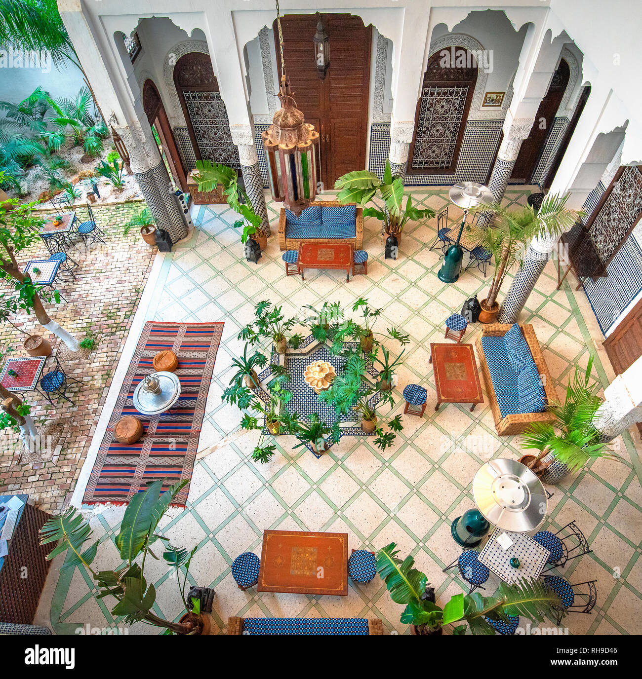 Cour intérieure avec des murs et du sol de mosaïque. Arabesque colorée ornée et traditionnelles sculptures murales au-dessus d'un riad marocain en . Banque D'Images