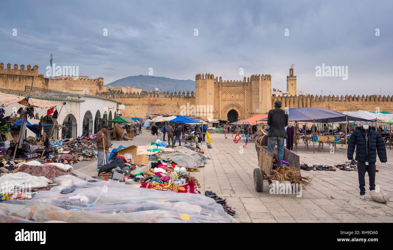 FES, Maroc. Le marché et les gens à l'extérieur de Bab Chorfa, la porte de la médina Fez et la place Boujloud. Entrée à la vieille ville de Fes El Bali Banque D'Images