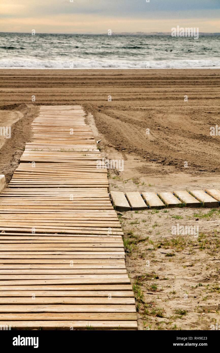 Passerelle en bois à la plage le matin dans un ciel nuageux Banque D'Images