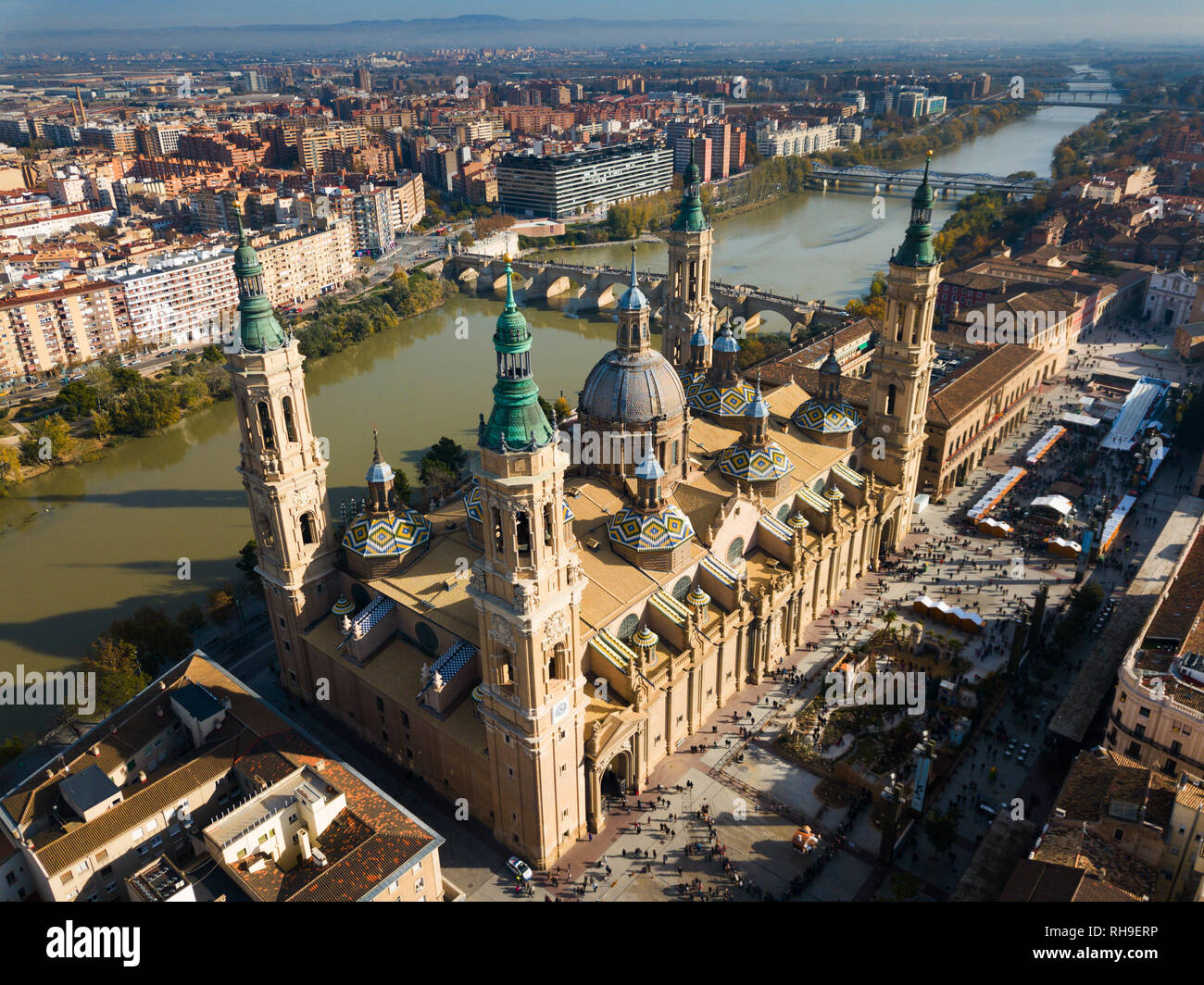 Vue aérienne de la cathédrale de Saragosse avec Notre Dame du pilier ...