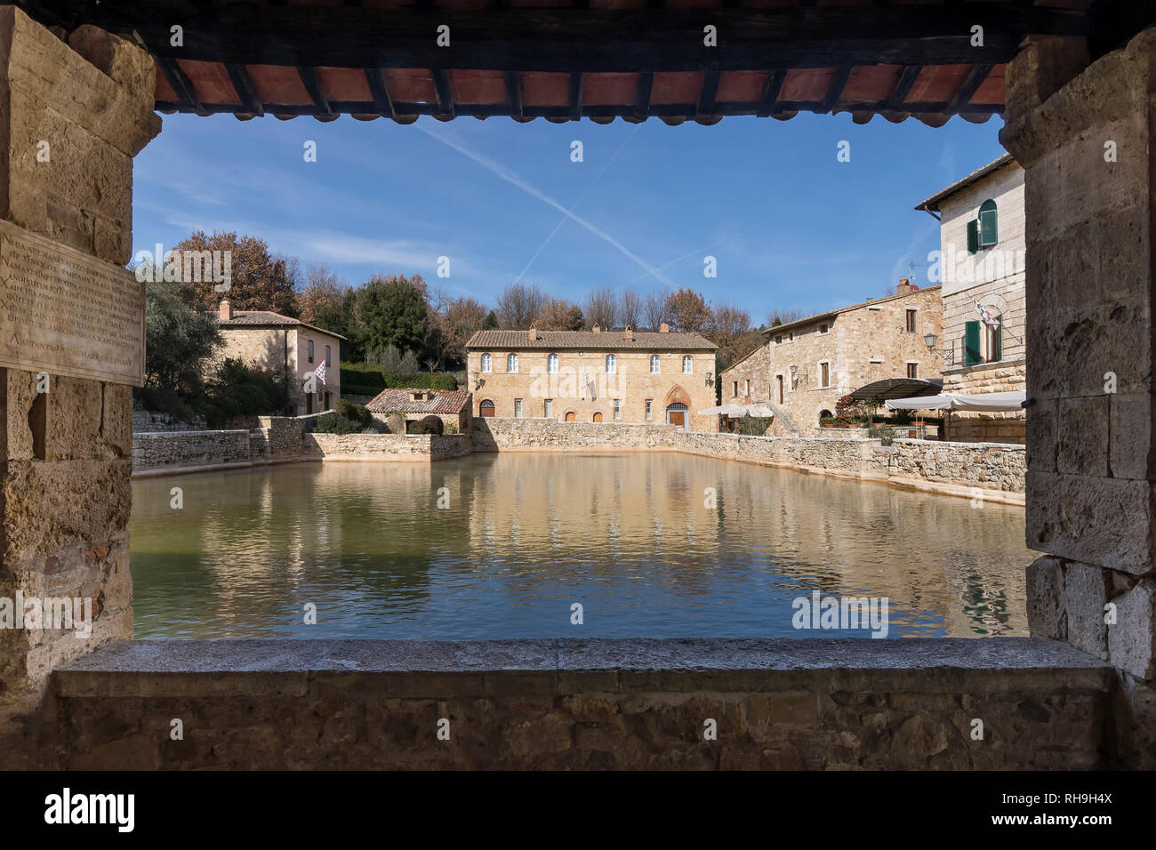 Vue de la station thermale et de hameau médiéval de Bagno Vignoni, Sienne, Toscane, Italie Banque D'Images