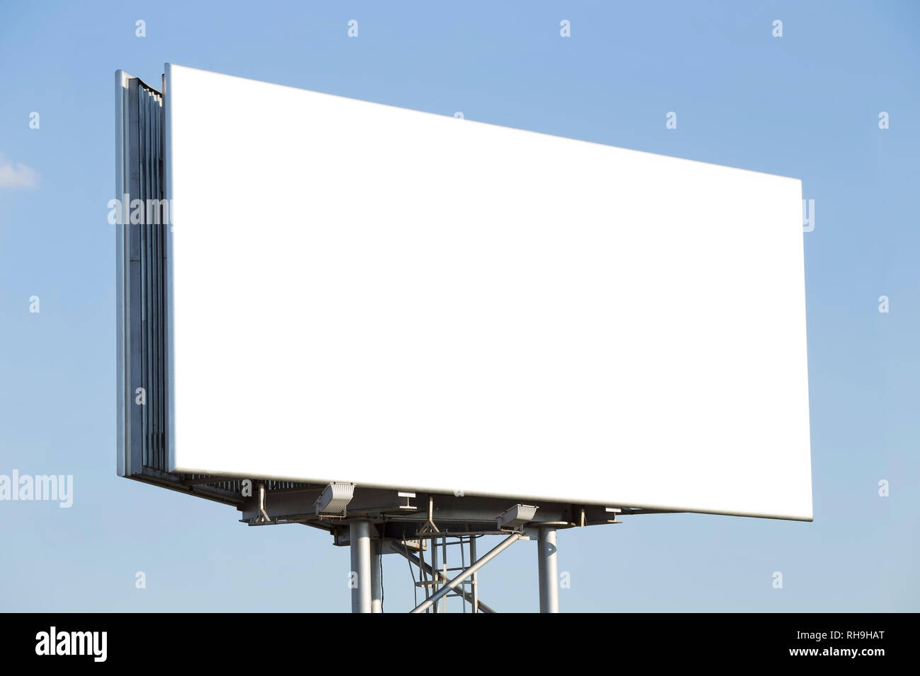 Blank billboard plus d'un ciel bleu Banque D'Images