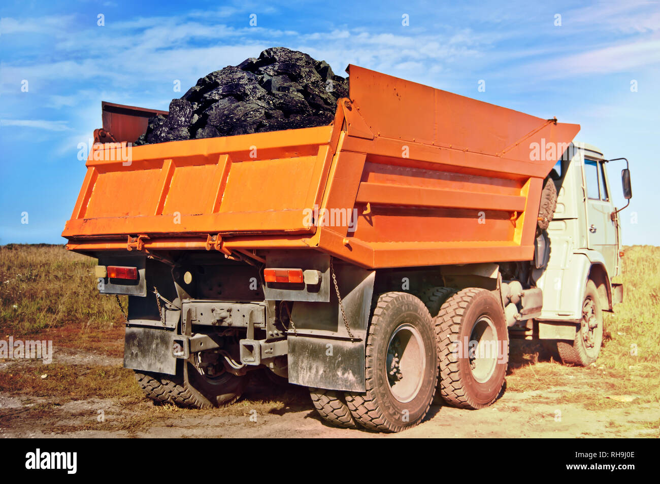 Le charbon à l'arrière du camion orange. L'extraction du charbon. Livraison de charbon Banque D'Images