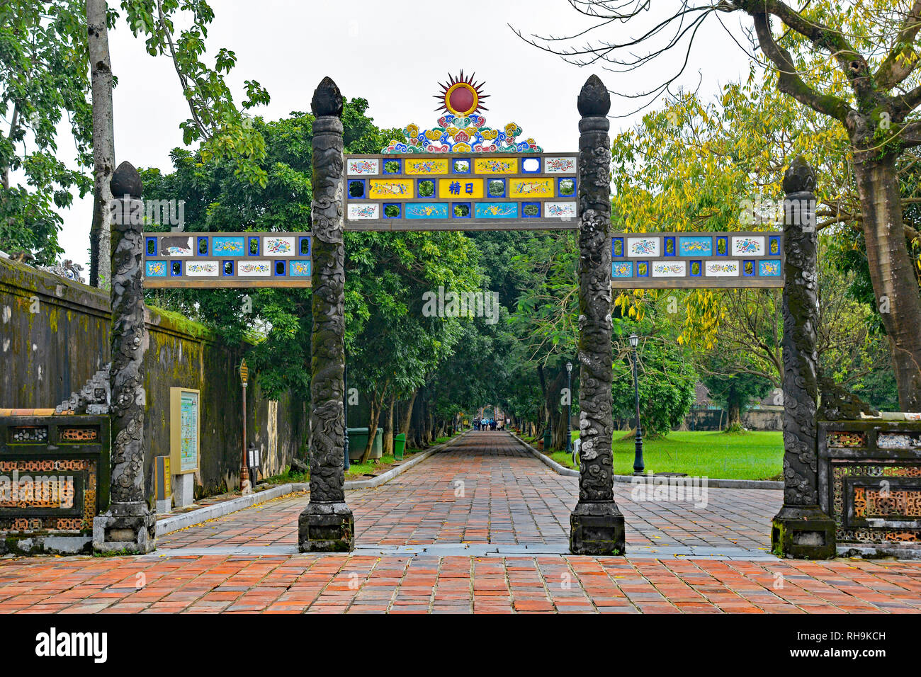 Une porte menant hors de la Cour peut Chanh dans la ville impériale, Hue, Vietnam. Banque D'Images