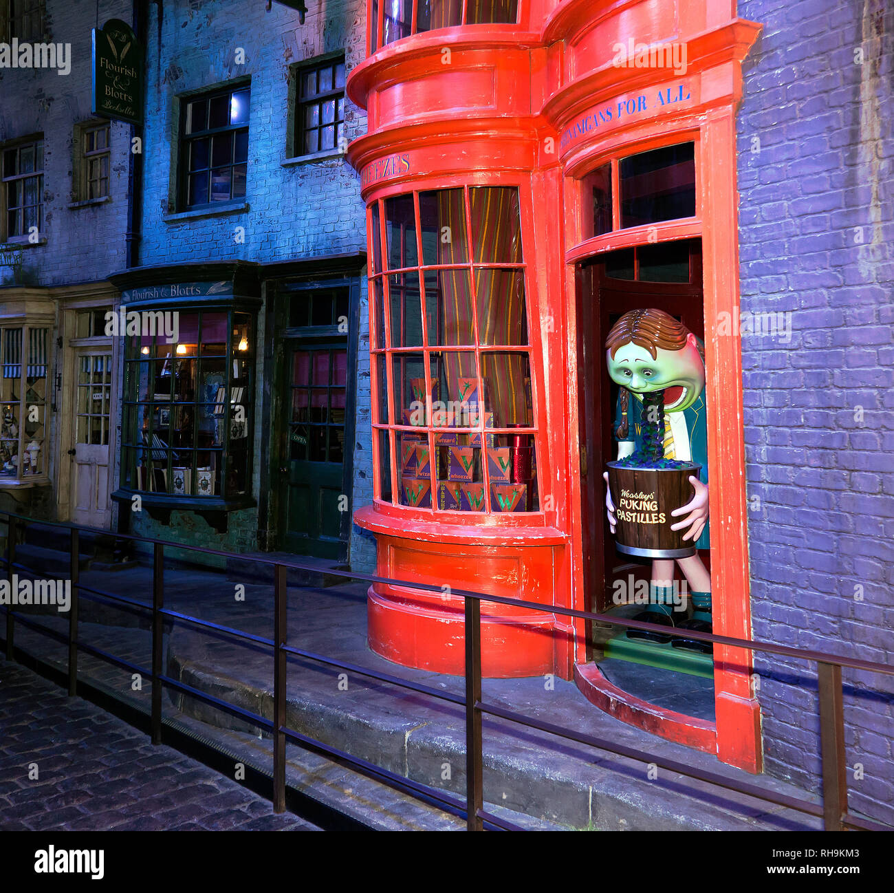 Des Sibilances Assistant Weasley farce boutique dans le chemin de traverse. Les décisions de Harry Potter Tour, Leavesdon Banque D'Images
