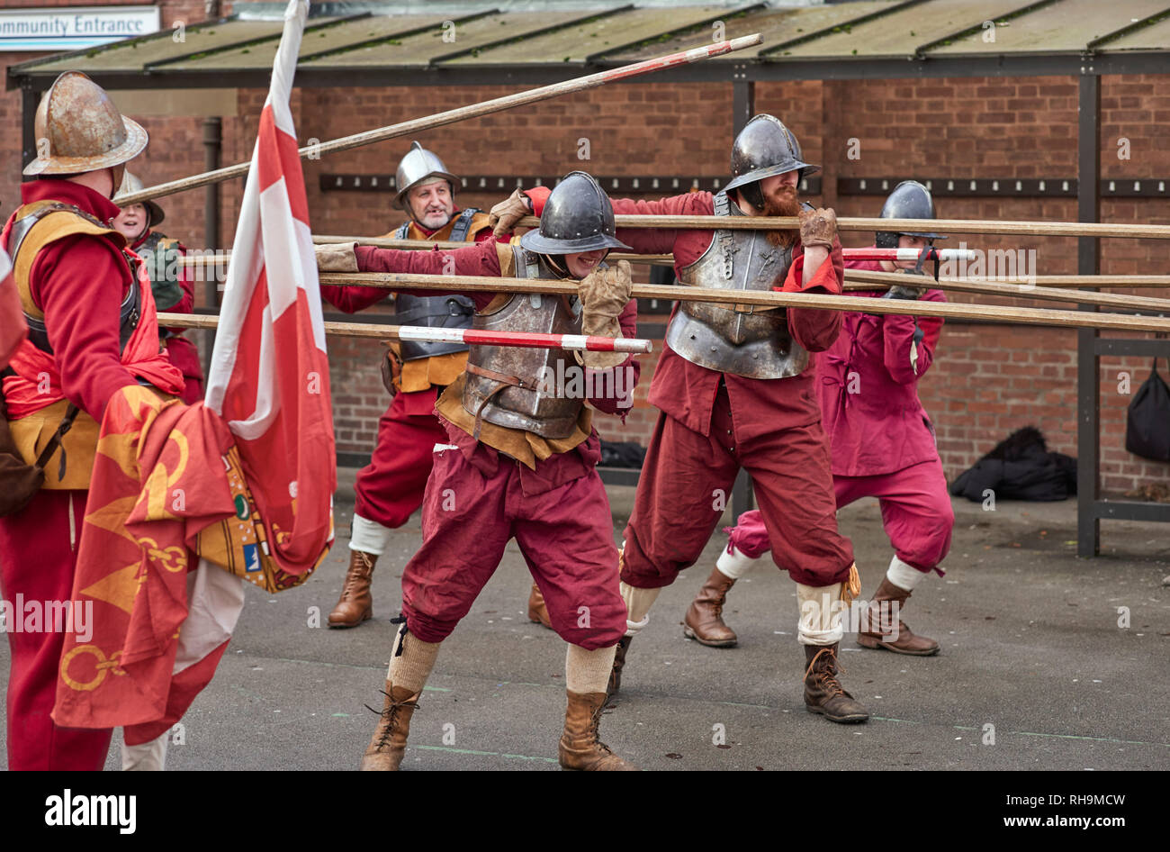 Les membres de l'Hogan-vexel re-enactment society pratique pike travaux avant la bataille de Nantwich 2019 Banque D'Images