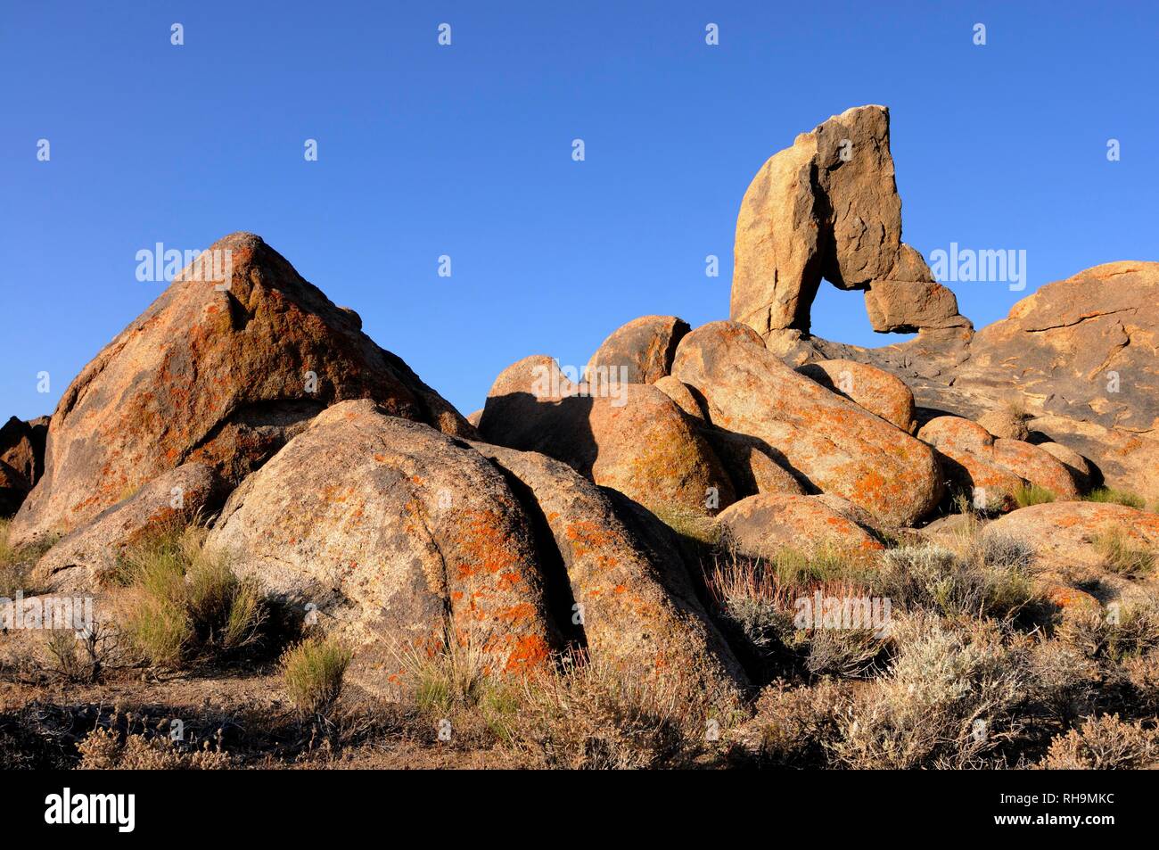 Passage en bateau, arche de pierre naturelle, Alabama Hills, California, United States Banque D'Images