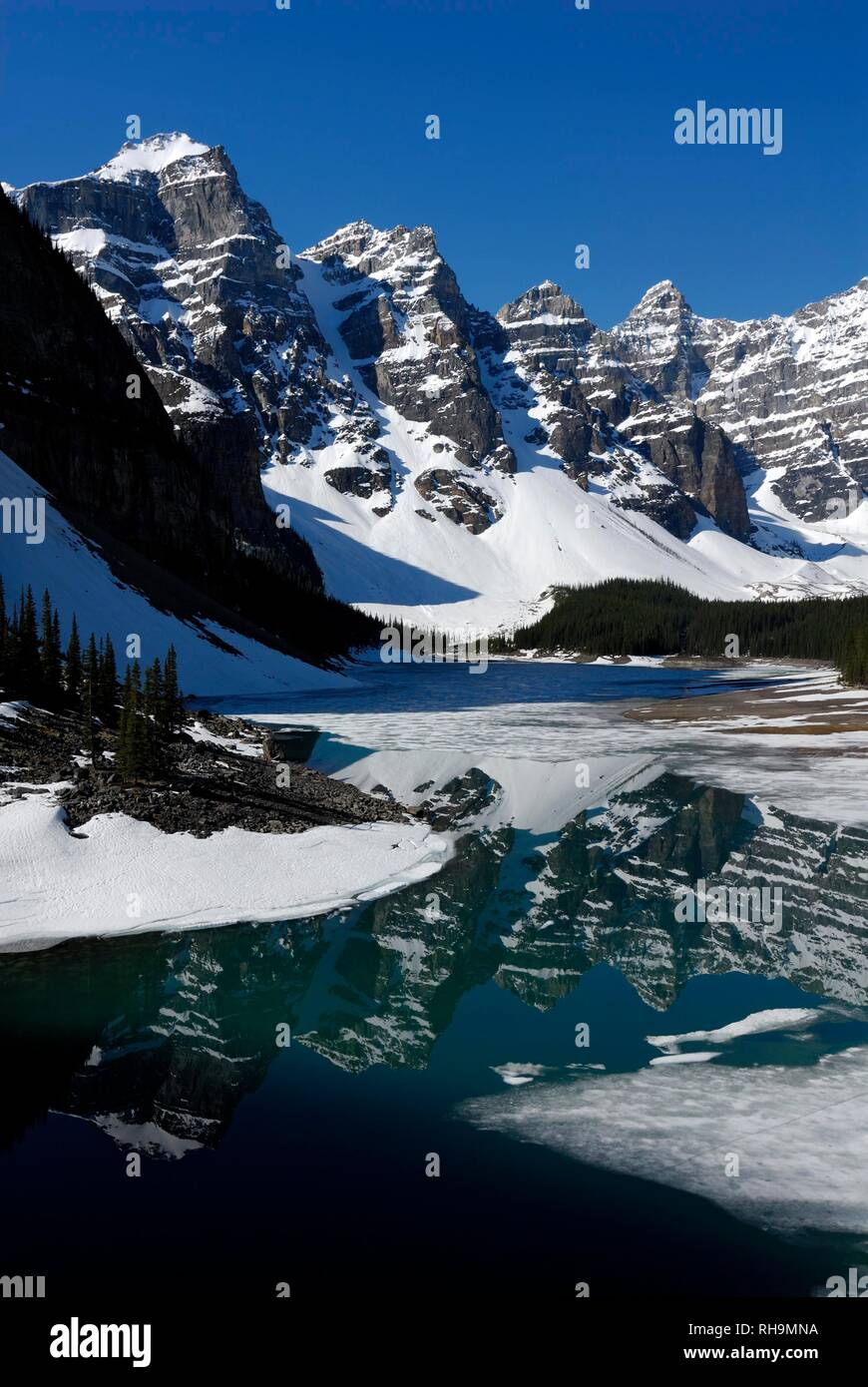 Groupe montagne pics Wenkchemna reflétée dans le lac de moraine glaciaire, la vallée des Dix-Pics, Banff National Park Banque D'Images