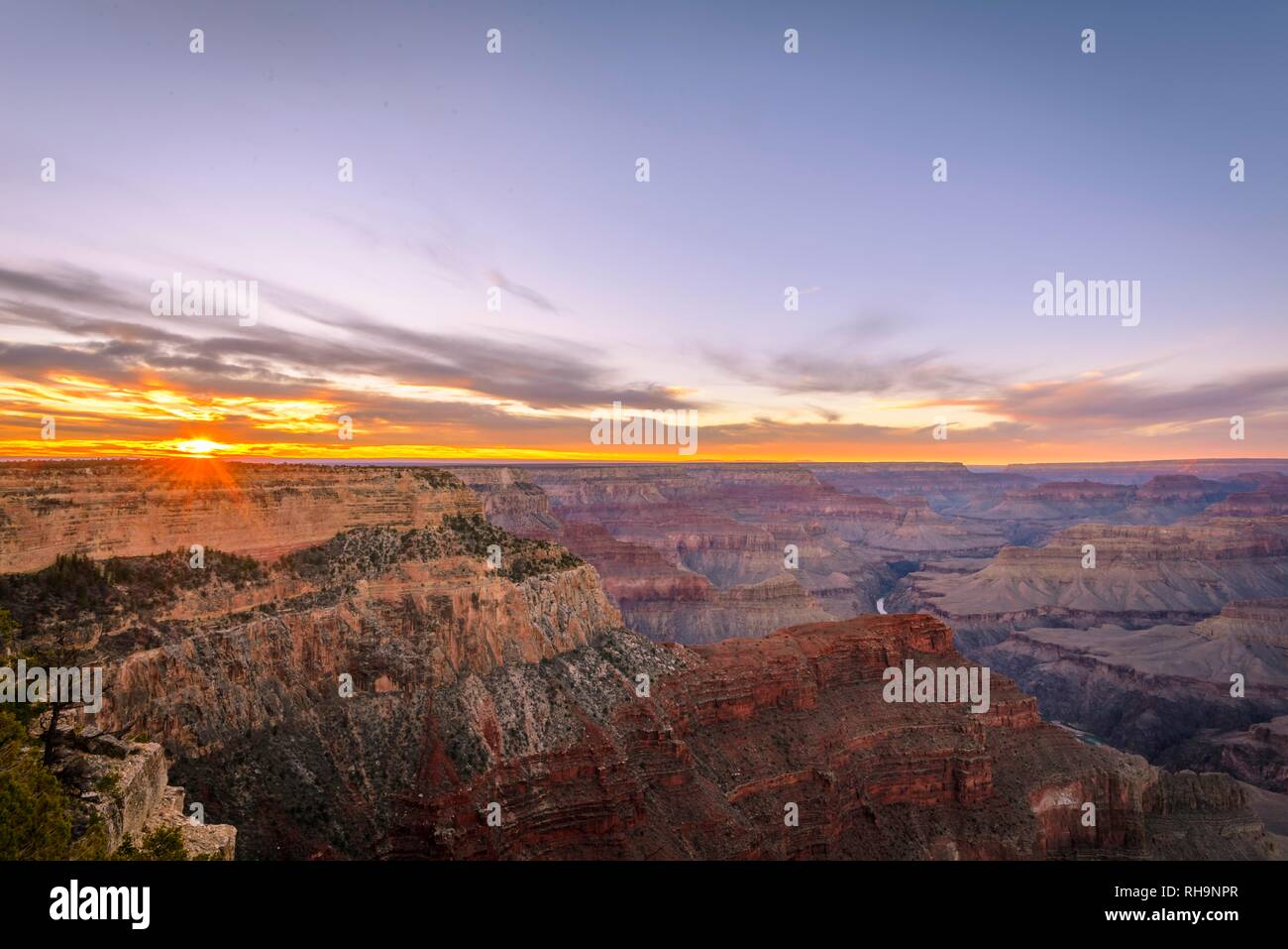 Gorge de la Grand Canyon au coucher du soleil, la rivière Colorado, vue du point Hopi, érodés paysage rock, South Rim Banque D'Images