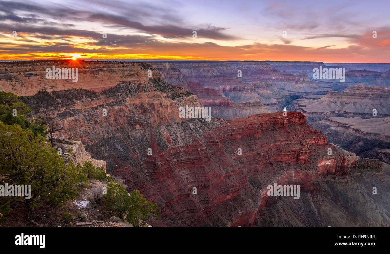 Gorge de la Grand Canyon au coucher du soleil, la rivière Colorado, vue du point Hopi, érodés paysage rock, South Rim Banque D'Images