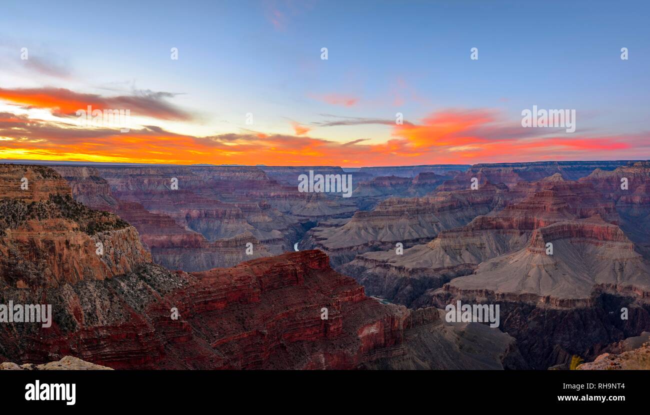 Gorge de la Grand Canyon au coucher du soleil, la rivière Colorado, vue du point Hopi, érodés paysage rock, South Rim Banque D'Images