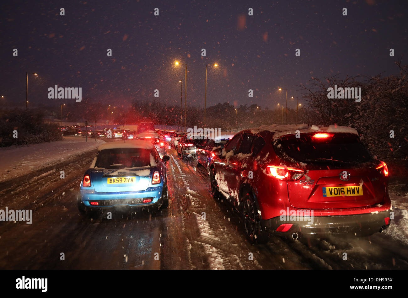 Les voitures dans les embouteillages sur le périphérique à l'ouest de Basingstoke en raison de chutes de neige dans la région. Banque D'Images