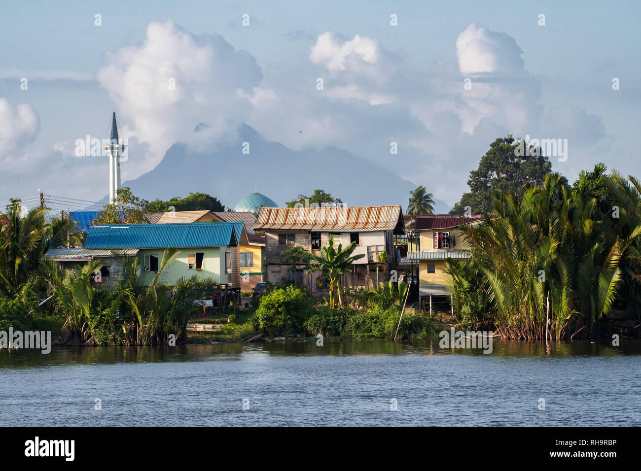 Paysage de Kuching à la banque de la rivière Sarawak, Bornéo, Malaisie Banque D'Images