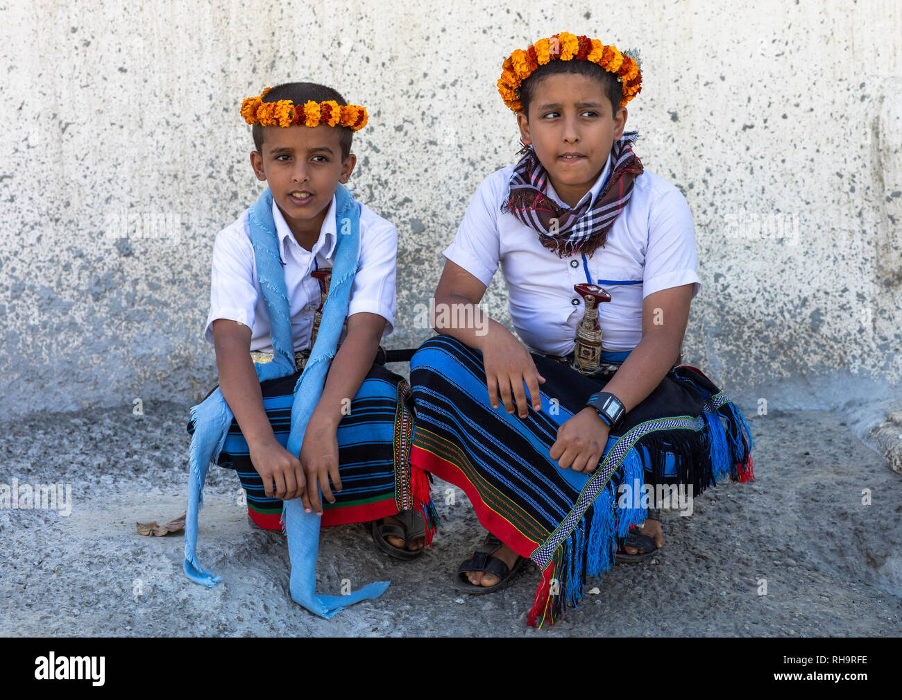 Portrait de fleur garçons en couronnes de fleurs sur la tête, la Province de Jizan, en Arabie Saoudite, Addayer Banque D'Images