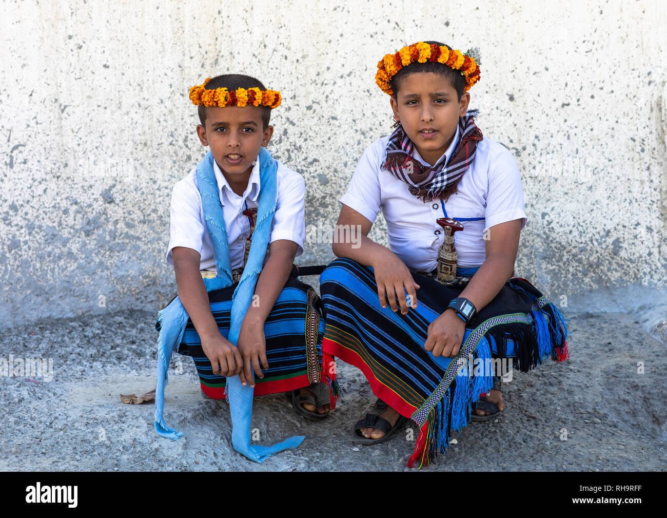 Portrait de fleur garçons en couronnes de fleurs sur la tête, la Province de Jizan, en Arabie Saoudite, Addayer Banque D'Images