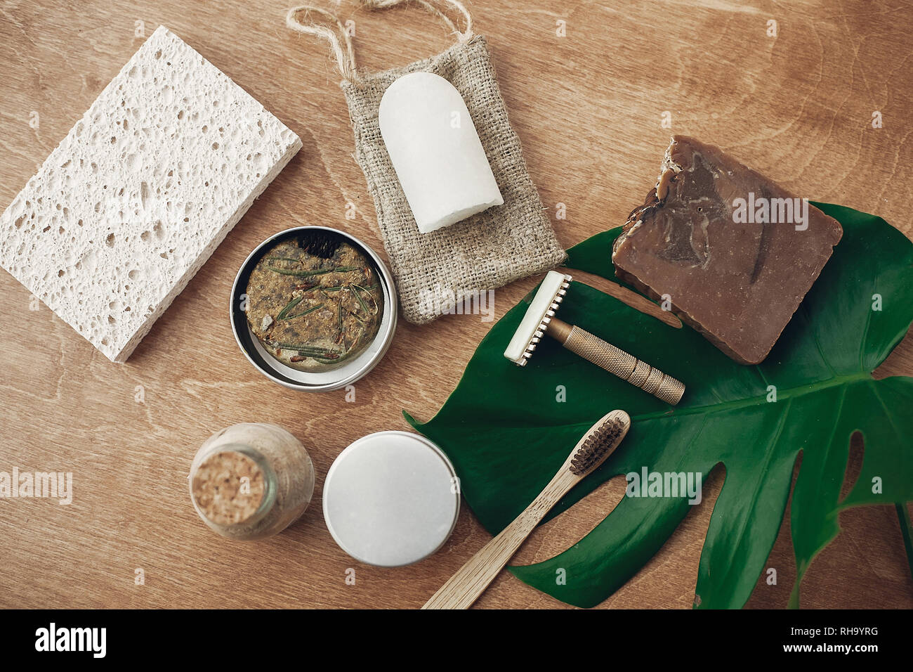 Zéro déchets en plastique, articles de beauté essentiel. Le savon, shampoing  solide en boite métal, réutilisable, rasoir, dentifrice Déodorant éco  cristal, éponge, bumcrew Photo Stock - Alamy