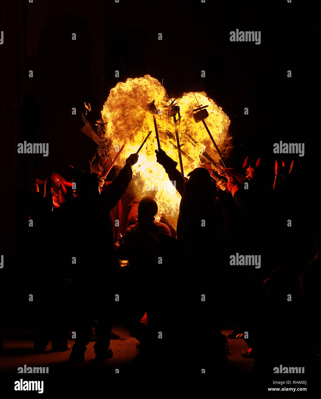 Un grand coeur brûlant a été formé au cours d'une tradition catalane avec des démons (correfoc chaud...) l'amour et de la passion ! Banque D'Images