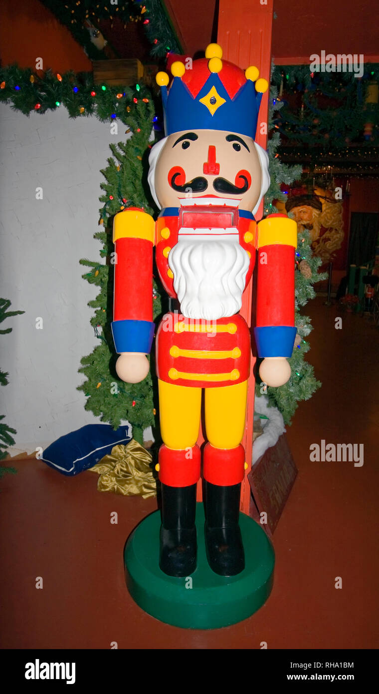 Taille de la vie Toy Soldier ; couleurs ; décoration de Noël ; bois ; rouge ; jaune ; bleu ; maison de vacances ; gai, coloré, à la verticale, PR Banque D'Images